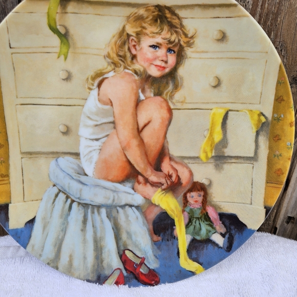 Getting Dressed Decorative Plate with Girl and Doll 1985 - Picture 9 of 15